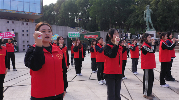 双色球音乐学院志愿者和“虎溪最美志愿者”在罗中立美术馆前唱响《学习雷锋好榜样》。谈云怡 摄